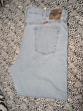 Wrangler Men's Light Blue Denim Jeans - Classic Fit